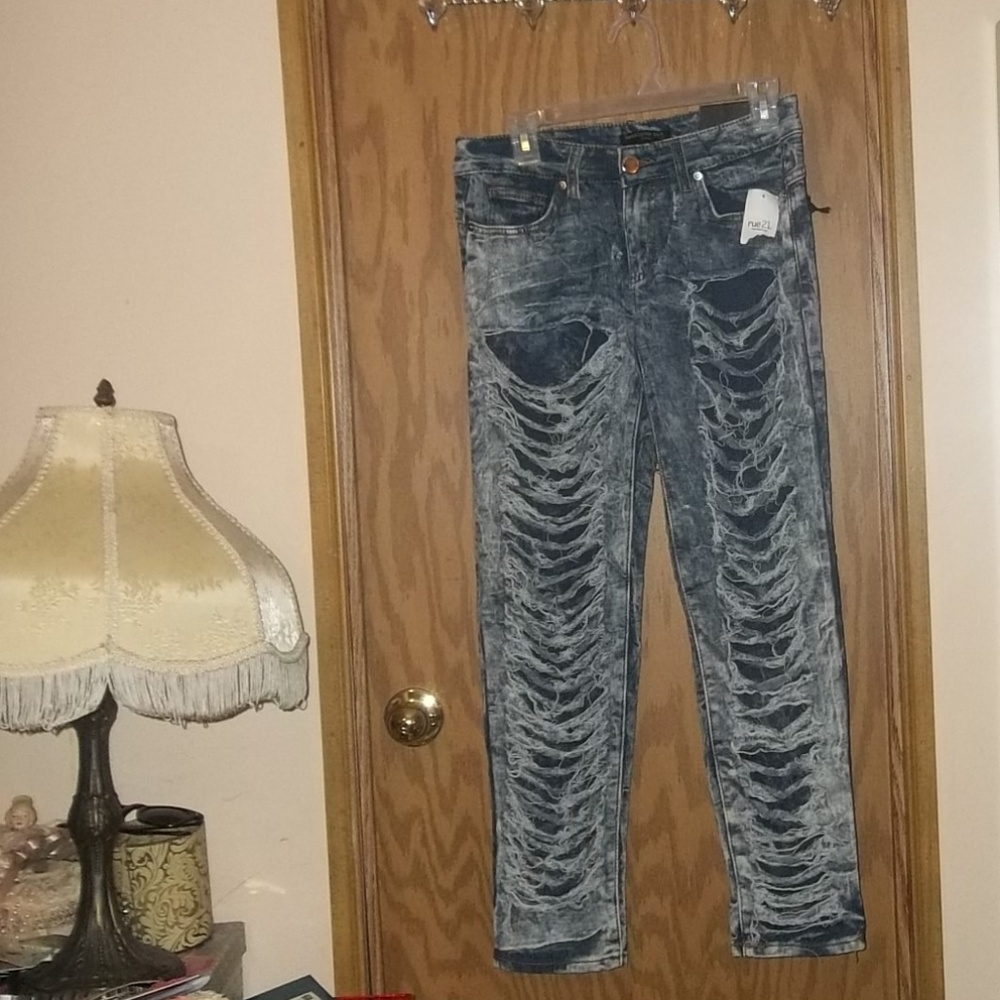 BNWT Slashed Ripped Skinny Jeans Size 7/8 5/6